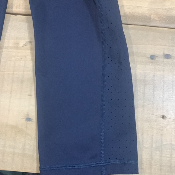 GapFit Sculpt Compression navy BNWOT navy workout capris - Picture 4 of 5